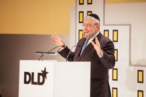 MUNICH/GERMANY - JANUARY 16: Rabbi Pinchas Goldschmidt announces the winner of the CERPrize 2017 during the DLD17 (Digital-Life-Design) Conference at the Alte Bayerische Staatsbank on January 16, 2017 in Munich, Germany. DLD is Europe's big conference of innovation, digitization, science and culture, which connects business, creative and social leaders, opinion formers and influencers for crossover conversation and inspiration. (Photo: picture alliance / Jan Haas) | Verwendung weltweit