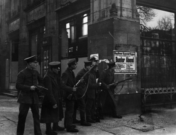 Originaltitel: Soldaten mit Waffen Unter den Linden, Ecke CharlottenstraßeAufnahmedatum: November 1918Material/Technik: FotoBerlinInventar-Nr.: WR_ON0320   Werbliche Nutzung nur nach Rücksprache!