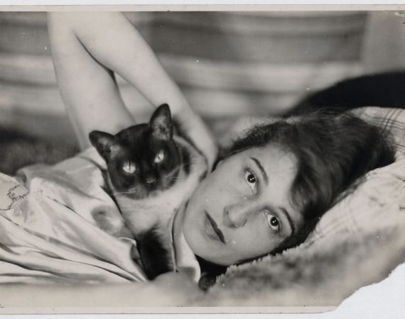 Umbo_Ruth-Landshoff-mit-Katze_1928_Berlinische-Galerie